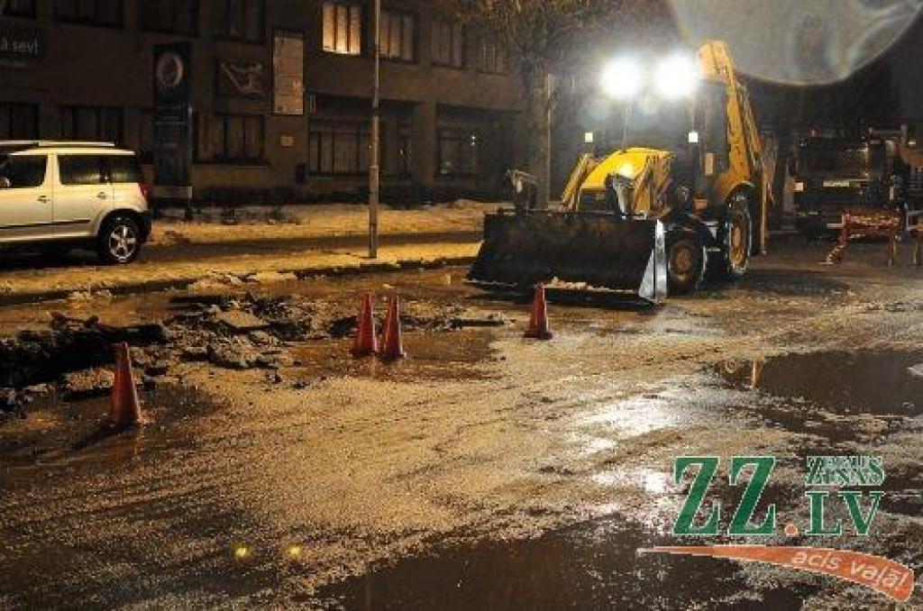 Ūdens padeve Uzvaras ielā atjaunota jau trešdienas vakarā