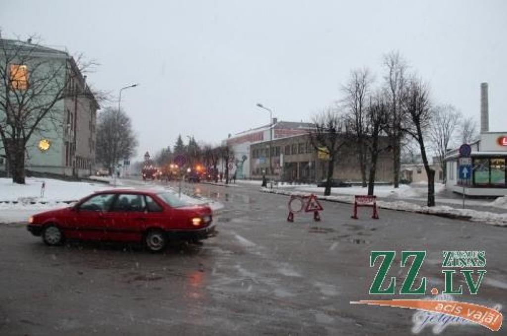 Ūdensvada avārijas dēļ satiksmei slēdz Uzvaras ielas posmu; bez ūdens vairāki nami