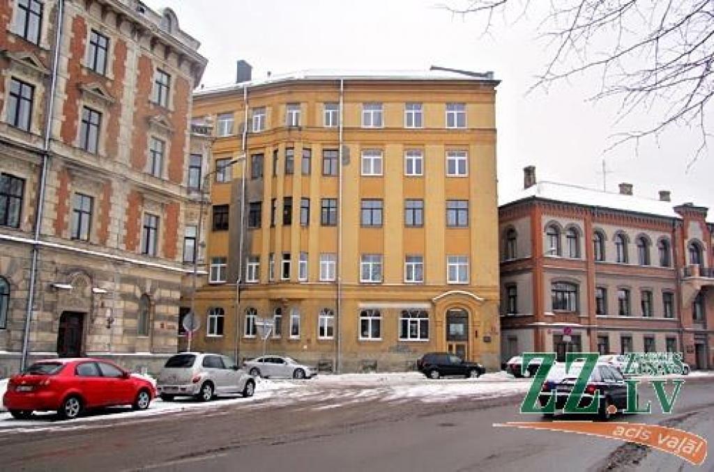 Pašvaldība izsolīs četristabu dzīvokli pirmskara mājā, jo neesot īrnieku