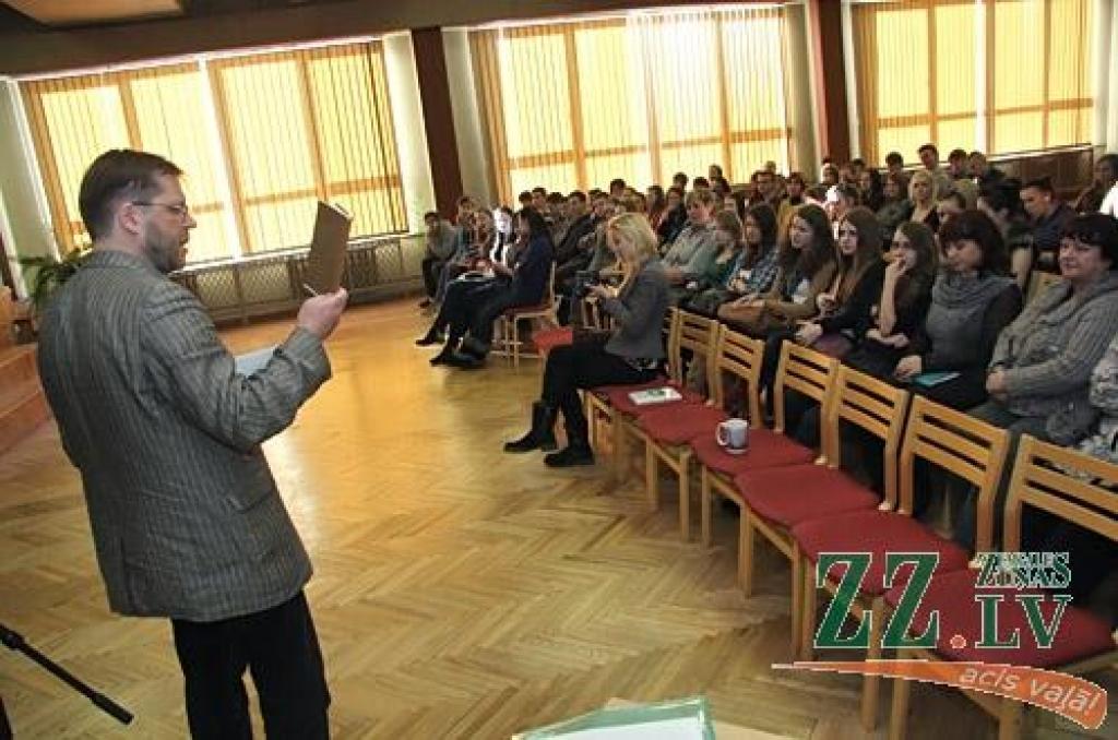 Foto: Dzejnieks Jānis Elsbergs 1.ģimnāzijā stāsta par savu radošo ceļu