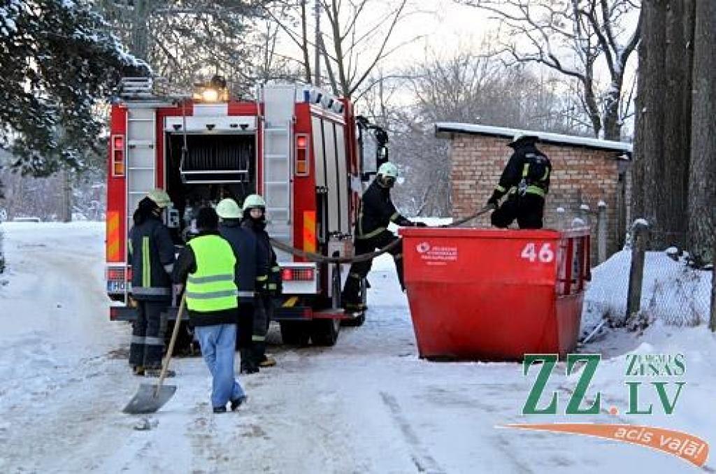Pie Baložu kapiem aizdegas atkritumu konteiners (ar foto)