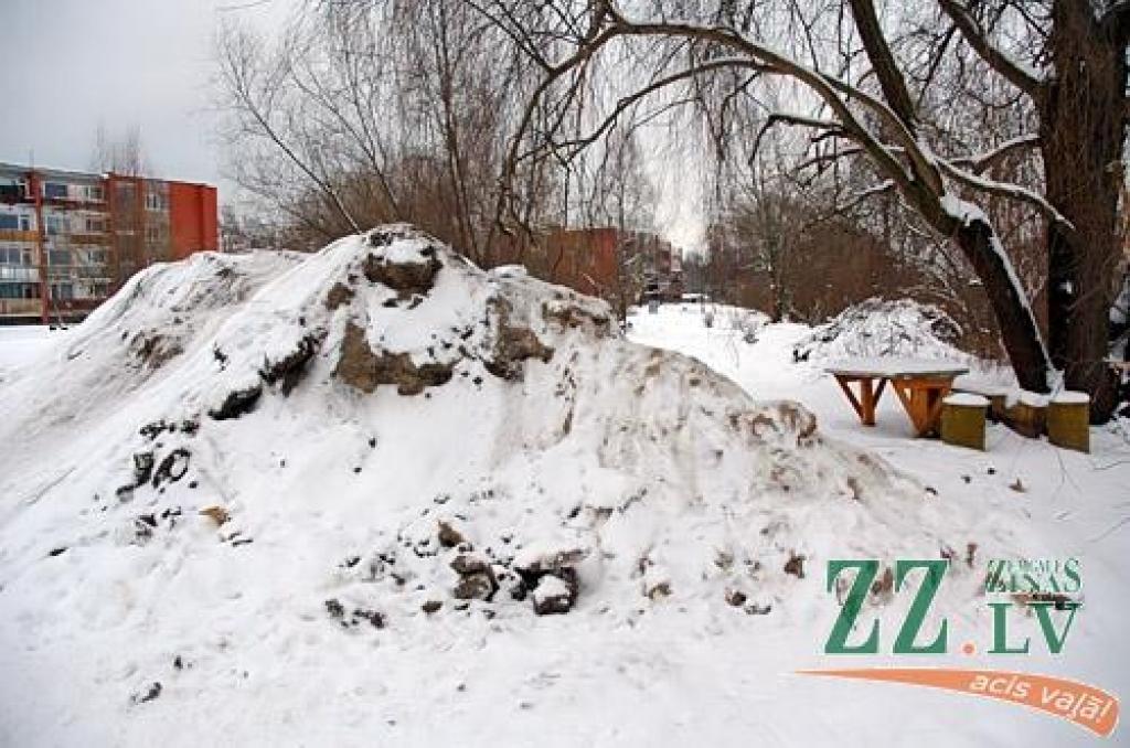 Ozolpilī uziet piesārņotu grunti, ko utilizēs līdz aprīļa sākumam