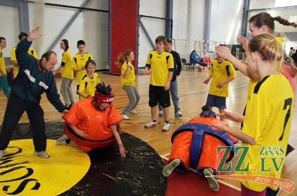 Foto: «Lielā balva 2013». Skolu komandas sacenšas atraktīvās stafetēs