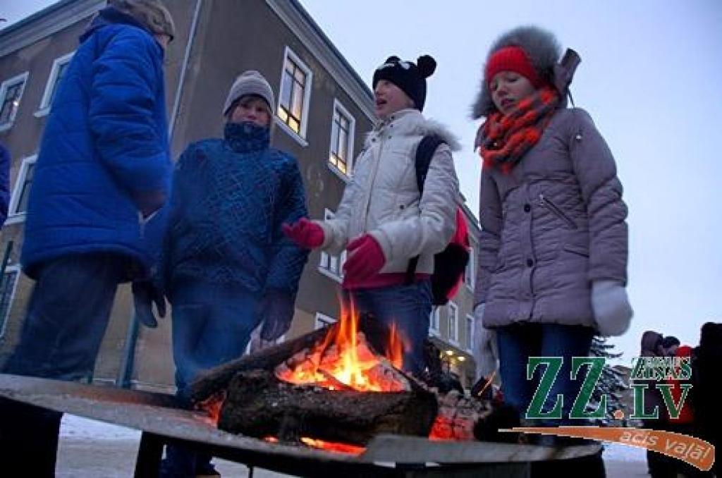 Foto: Pie Spīdolas ģimnāzijas iededz tradicionālo barikāžu atmiņu ugunskuru