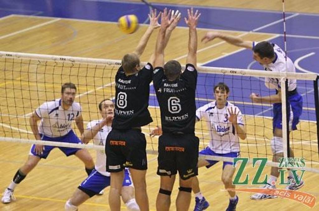 Volejbols. «Biolars» pieveic Rakveres komandu, «Poliurs» līdzvērtīgā cīņā piekāpjas līderiem (ar foto)