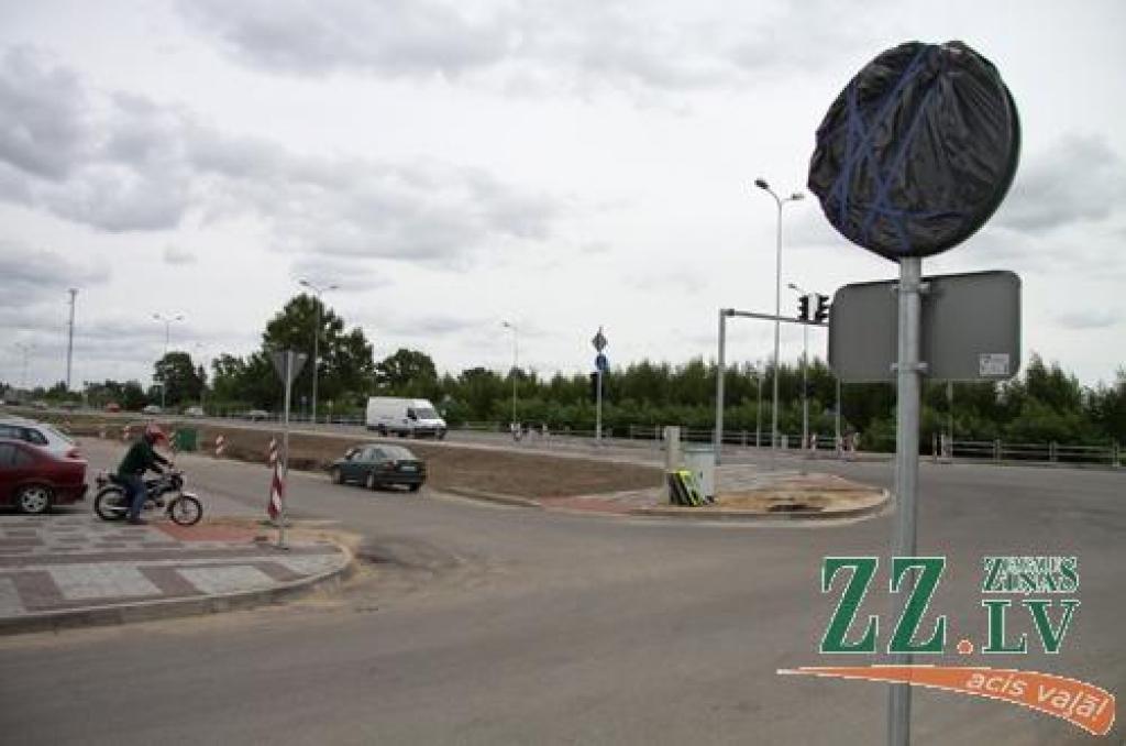 Pēc iedzīvotāju iebildumiem pie «Otto» izvietotu zīmi aizklāj