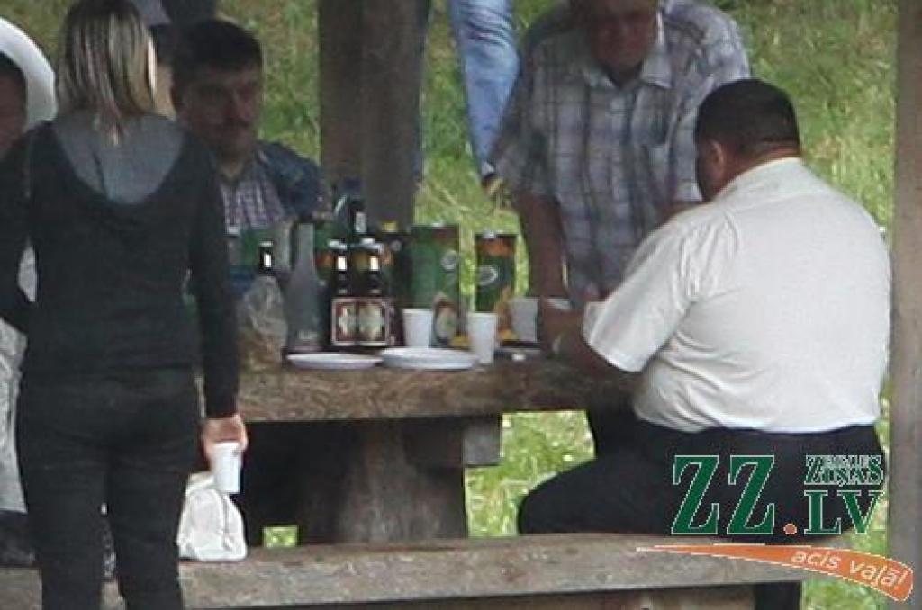 FOTO: Caune un padotie pēc piemiņas brīža Svētbirzē darba laikā cilā pudeles Zaķu pļavā; vēlāk taisnojas, ka bijis seminārs