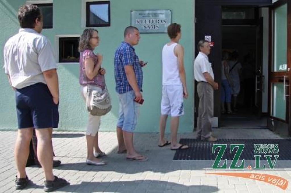 Pēdējās stundās steidz parakstīties par grozījumiem Satversmē