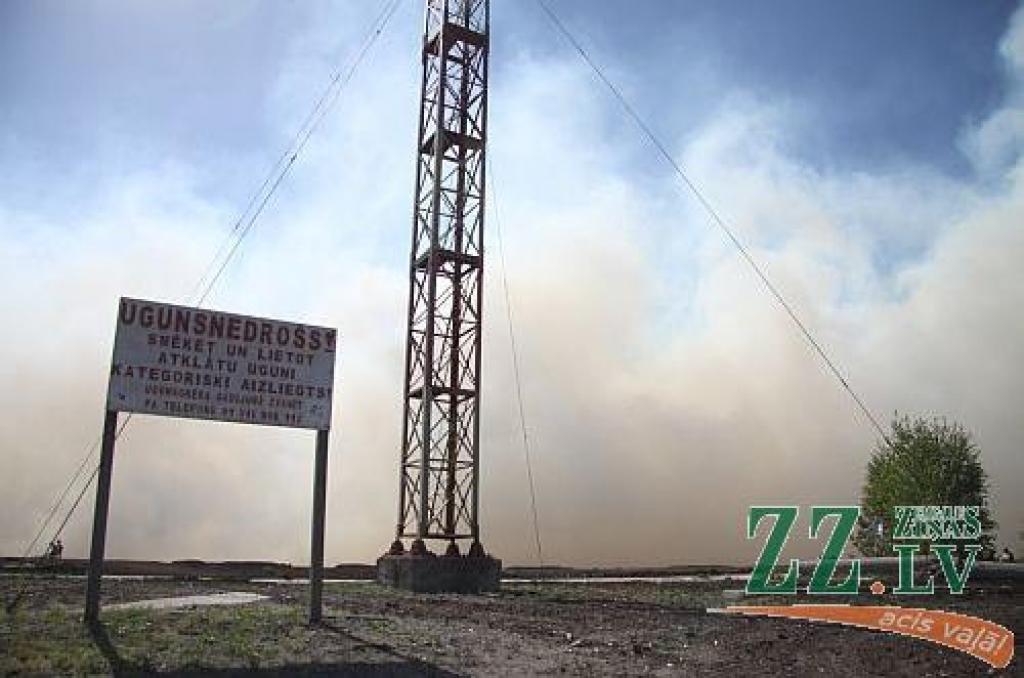 Veļu tīreli dzēš 65 darbinieki, ugunsgrēku varētu lokalizēt trešdienas rītā