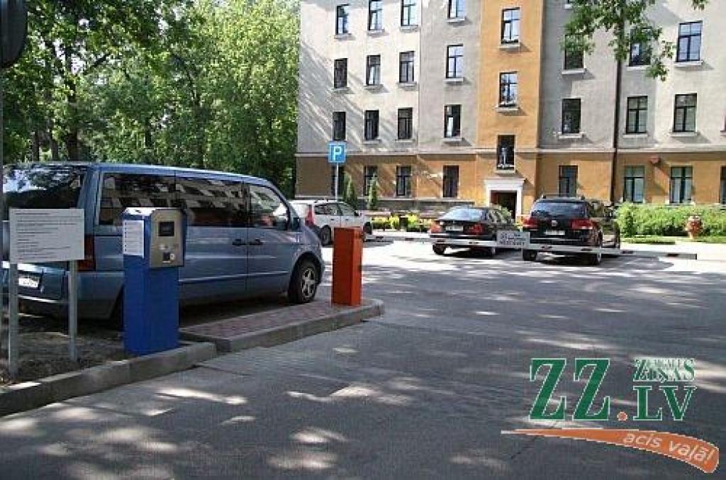 «Svešajiem» poliklīnikas stāvvietā būs jāmaksā 50 santīmu stundā