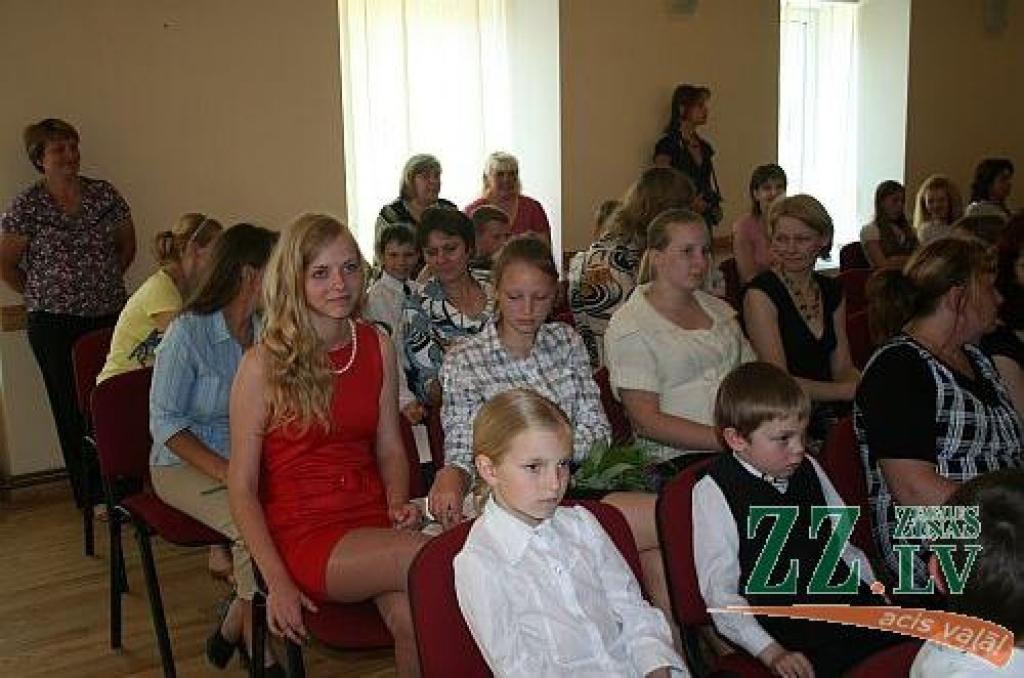 Karoga svētkos Staļģenē godina centīgākos skolēnus