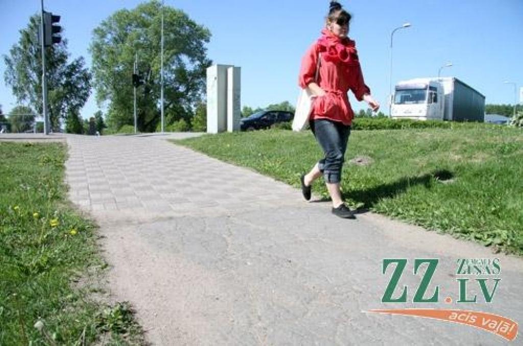Sola vērtēt trotuāra stāvokli gar ledus halli un «Valdeku»