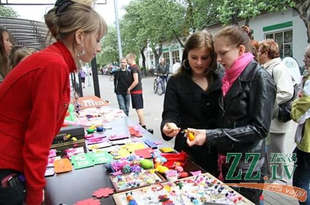 Valsts ģimnāzija piedāvā pavasarīgu gadatirgu (ar foto)