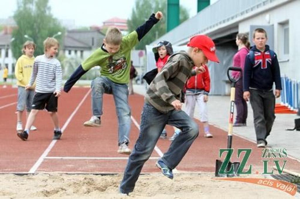 Skolēni sporta laukumā mācās būt iecietīgi (ar foto)