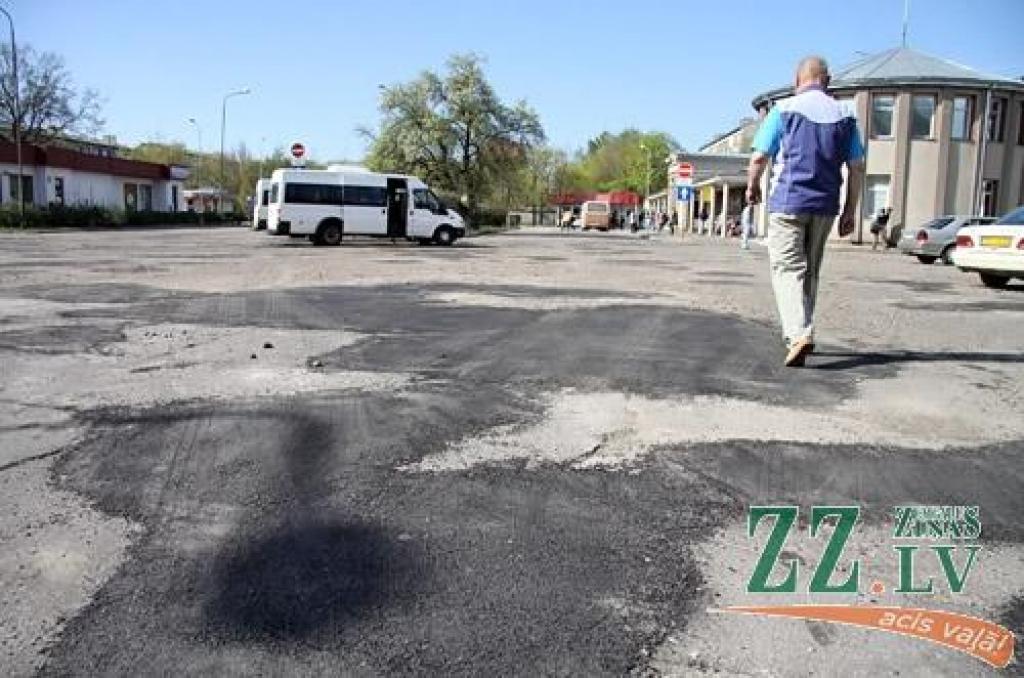 Autoostas teritorijā «aizlāpa» bedres