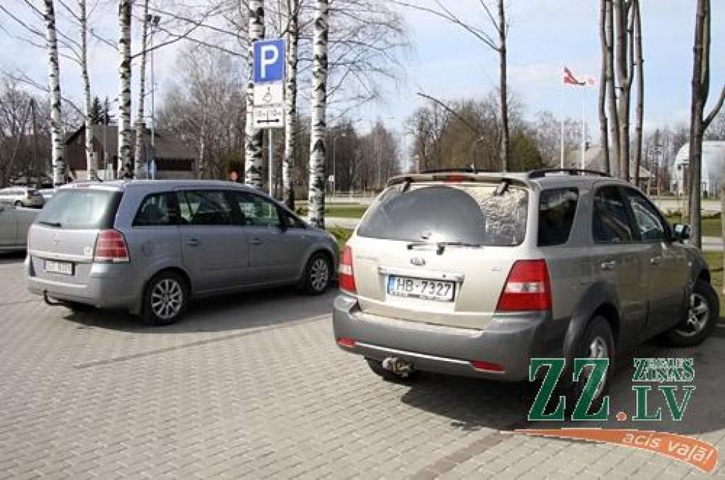 Pašvaldības policija sāk lietvedību par Caunes mašīnu invalīdu stāvvietā