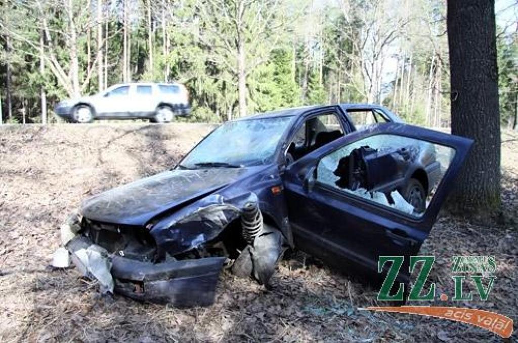 FOTO: Izdemolē avarējušo auto