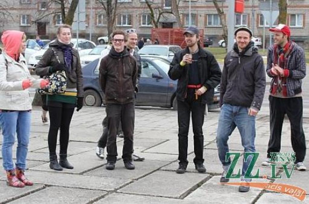 Mūziķi palīdz studentiem labiekārtot Lauku inženieru fakultātes apkārtni