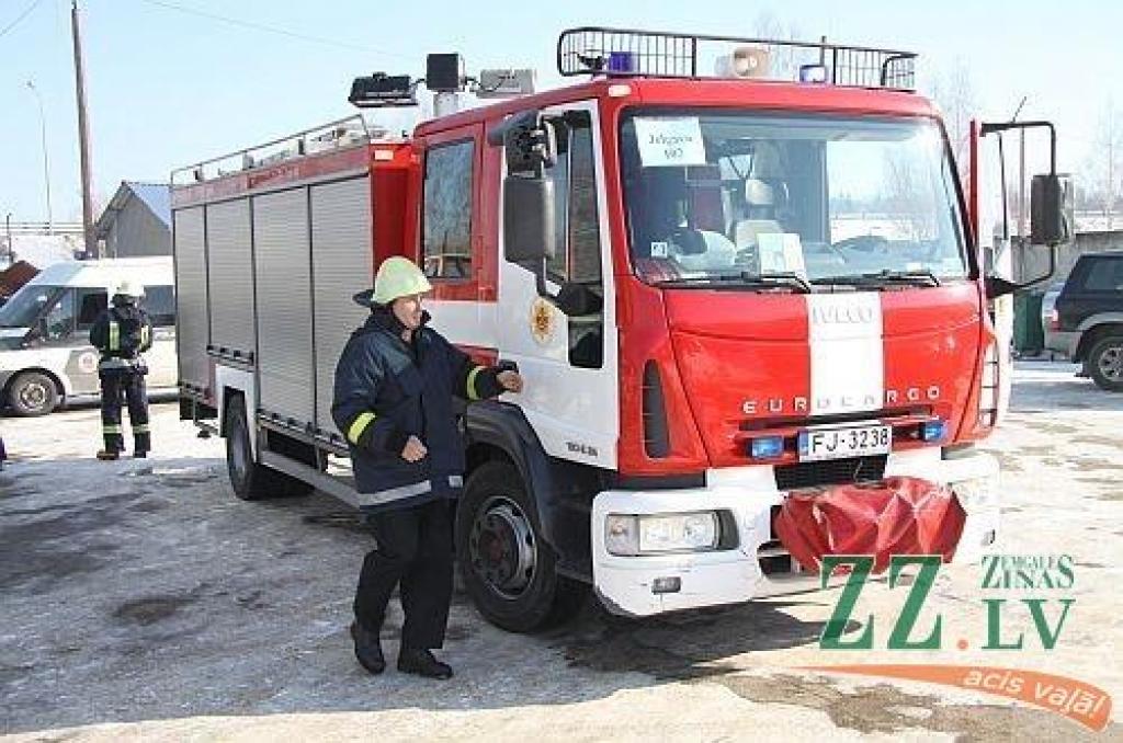 Ugunsdzēsēji izglābj vīrieti un mājas jumtu