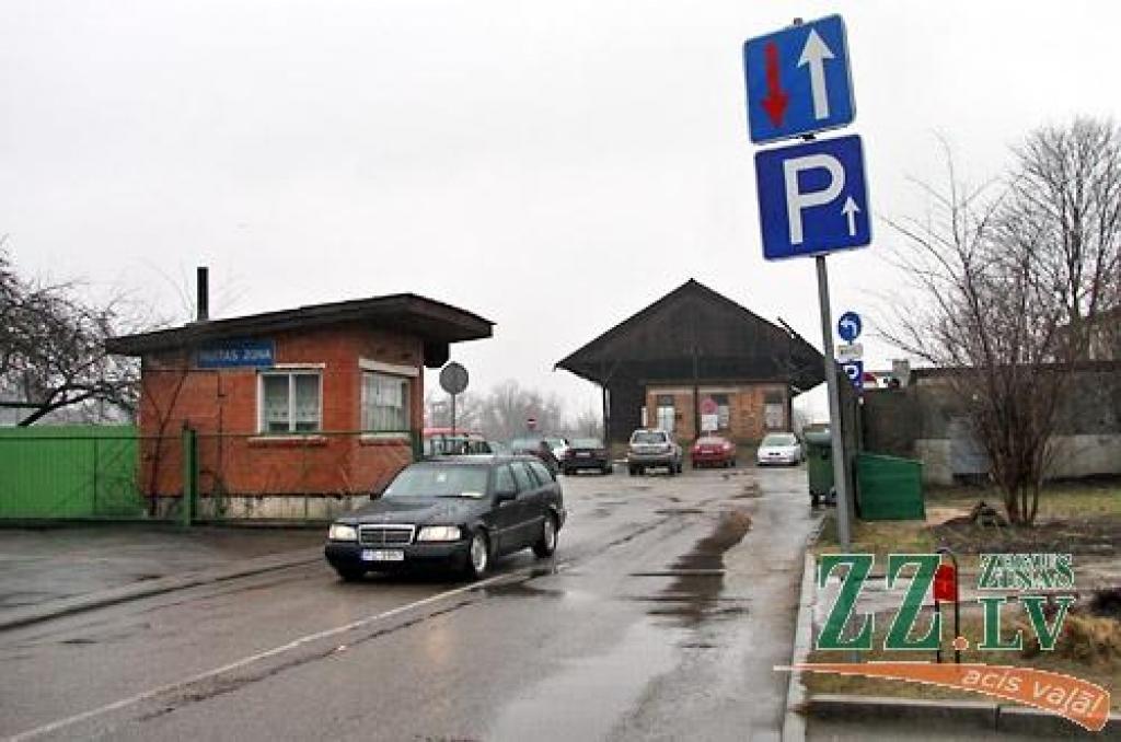 Stāvlaukumā pie stacijas beidzot var novietot automašīnas