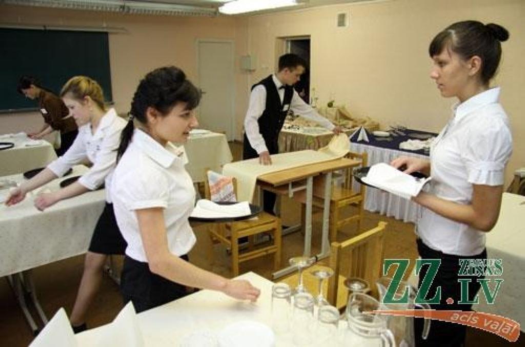 Amatniecības vidusskolā klāj «krīzes» galdu un servē amerikāņu uzkodas