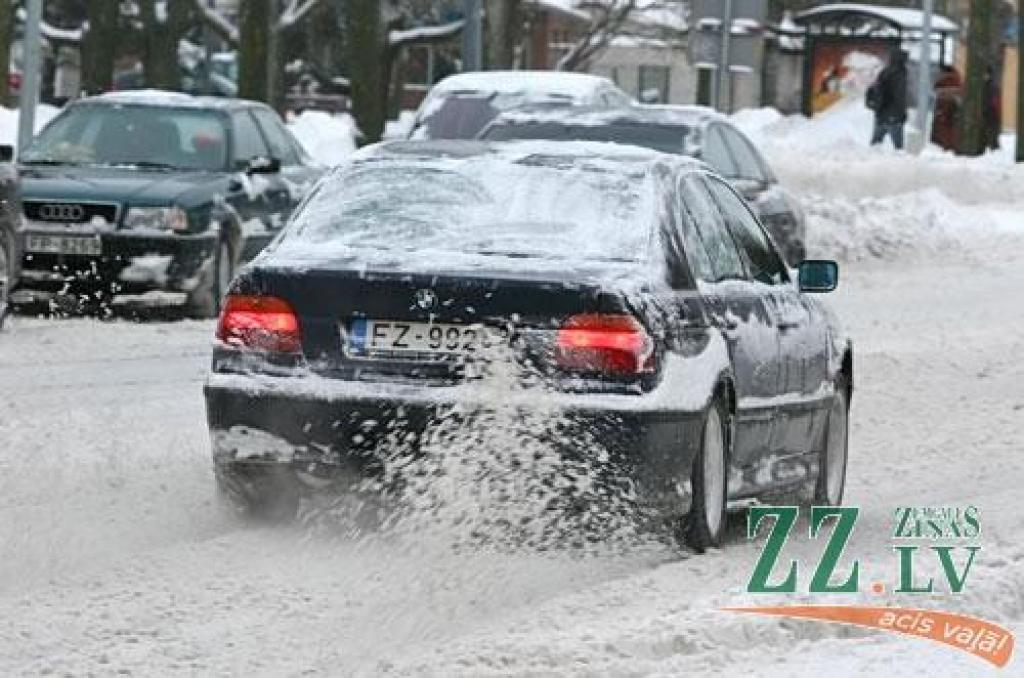 Sniegs daudzviet apgrūtina braukšanu