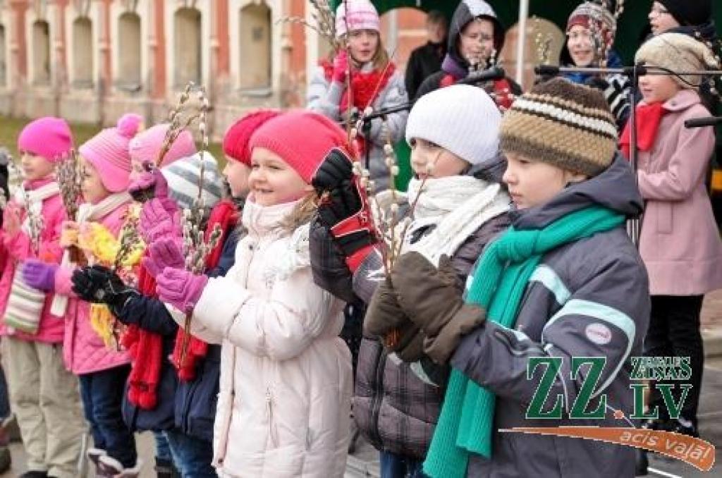 Foto: Jelgavas ģimenes Lieldienas svin pie pils