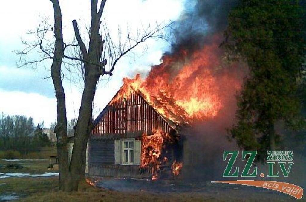 Platonē izdeg ikdienā neapdzīvota māja (ar foto)
