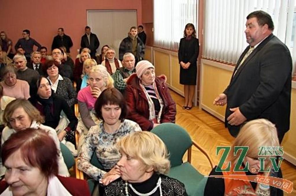 Pilnā zālē iedzīvotāji nolemj vākt parakstus, lai atkāptos visa novada Dome; deputāti klusē (ar foto)