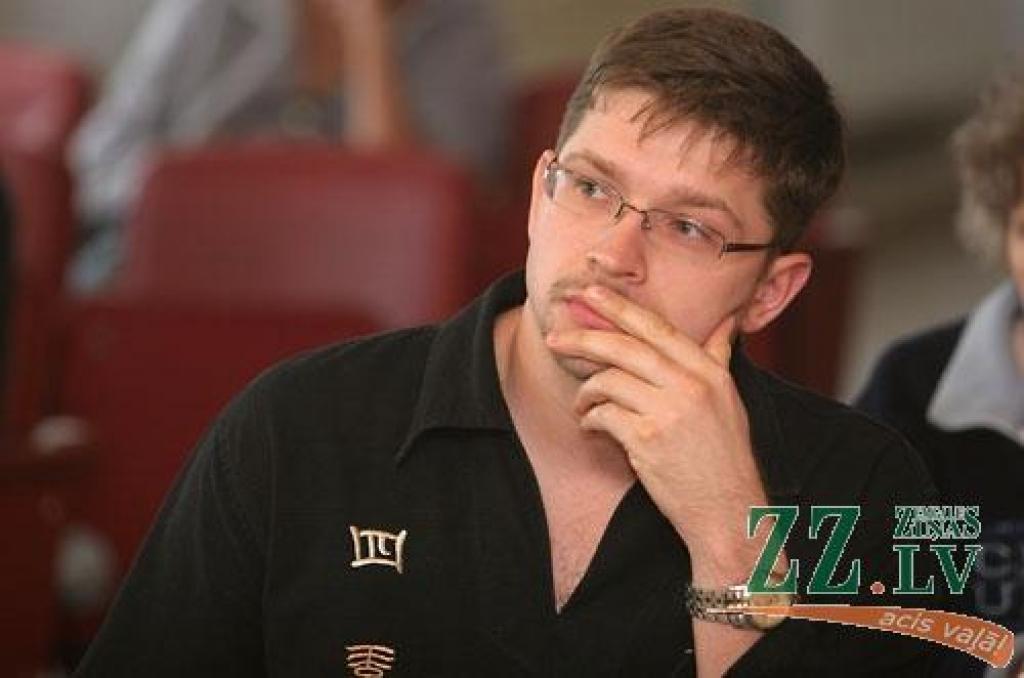 Pēc satiksmes negadījuma brutāli nogalināto stirnu aizvedis Domes deputāts Sergejs Ņevoļskis