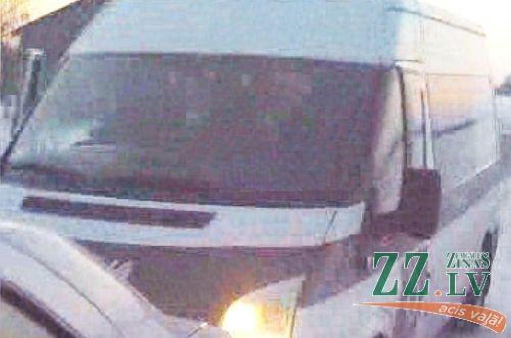 Video: Jelgavas iecirkņa policisti palaiž aizdomās turamo, kas ar pielādētu ieroci braucis uz sniega motocikla (papildināta)