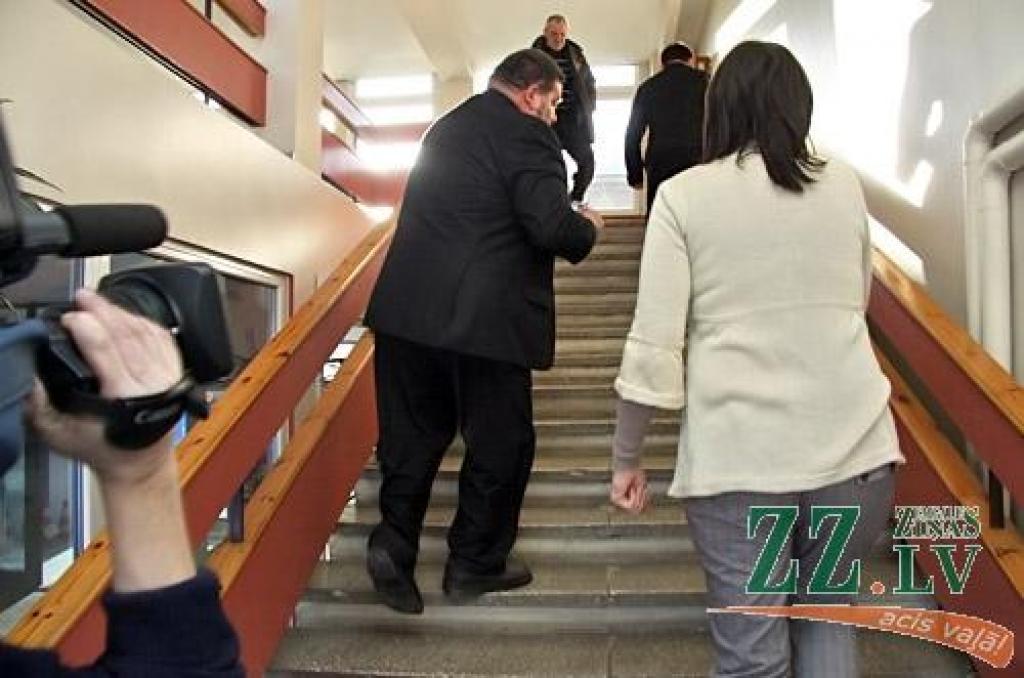 Caune aiz slēgtām durvīm taisnojas deputātiem; no žurnālistiem bēg (ar foto)