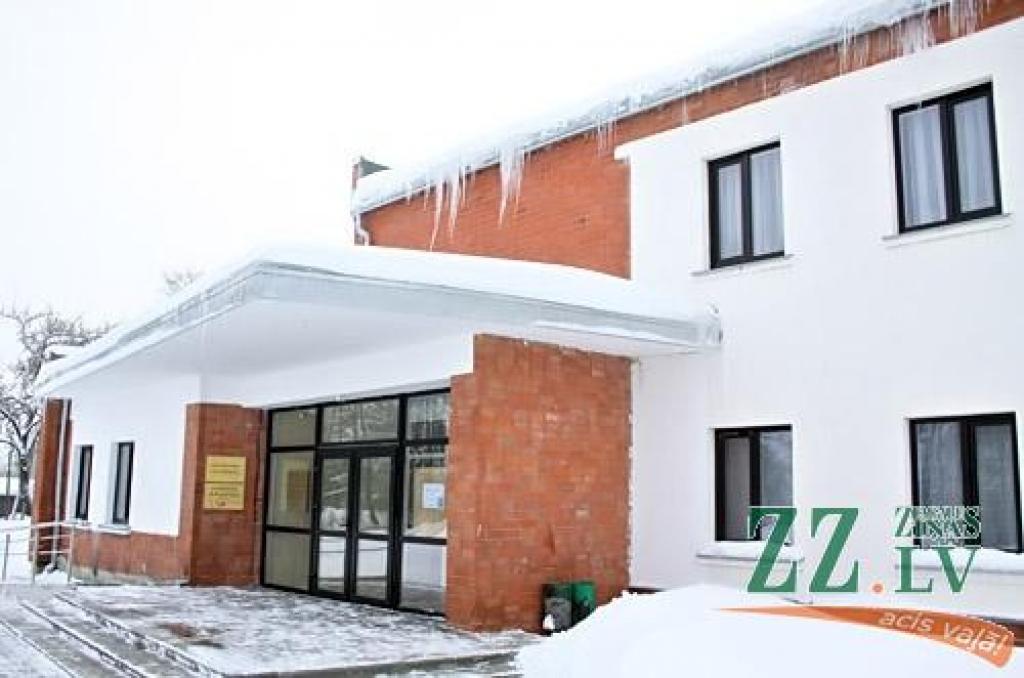Par finanšu problēmu slēpšanu novads atlaiž Līvbērzes namsaimnieku; ciemats gandrīz palicis bez apkures