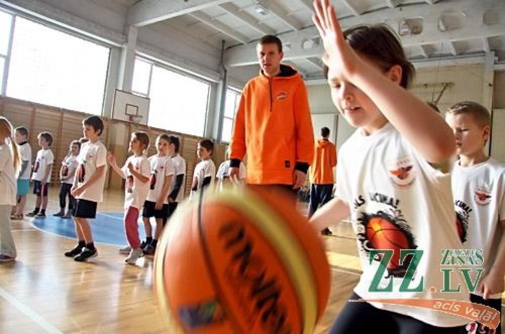 FOTO: Skolās popularizē basketbolu