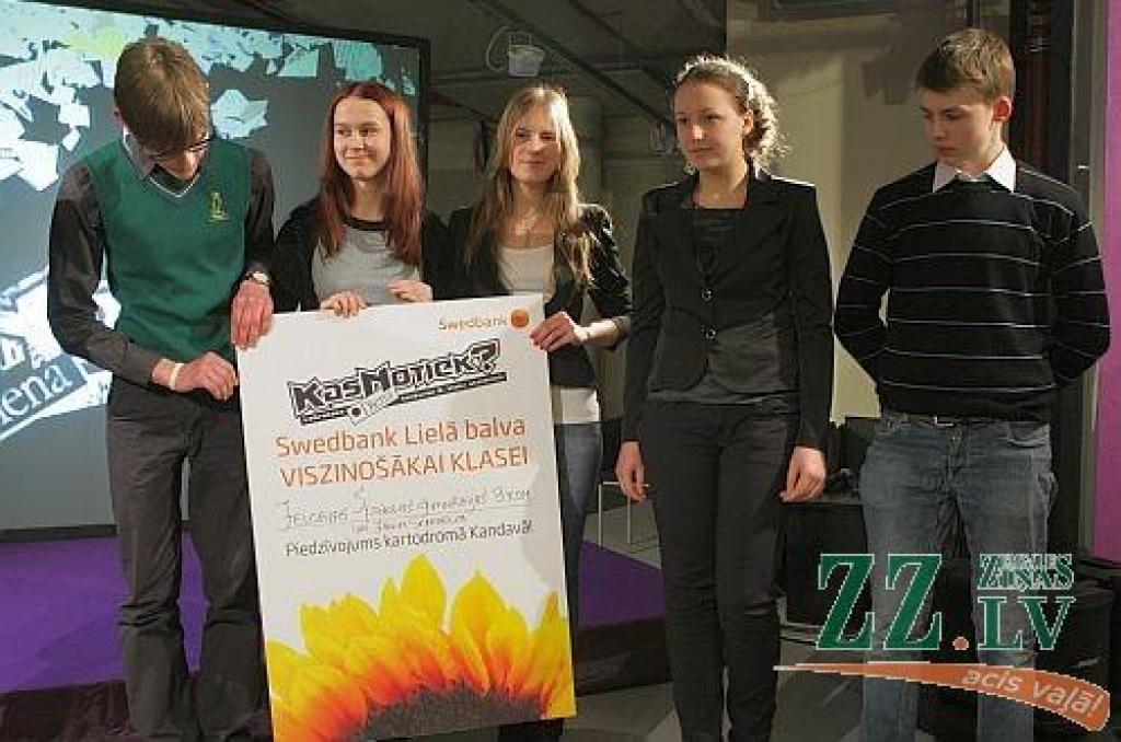 FOTO: Spīdolas ģimnāzijas 9.kom klase apbalvota par panākumiem konkursā «Kas notiek?» (papildināta fotogalerija)