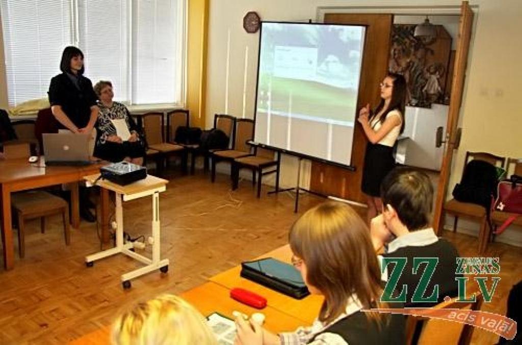 Jelgavas un Ozolnieku novadu skolēni aizstāv zinātniskos darbus (ar foto)