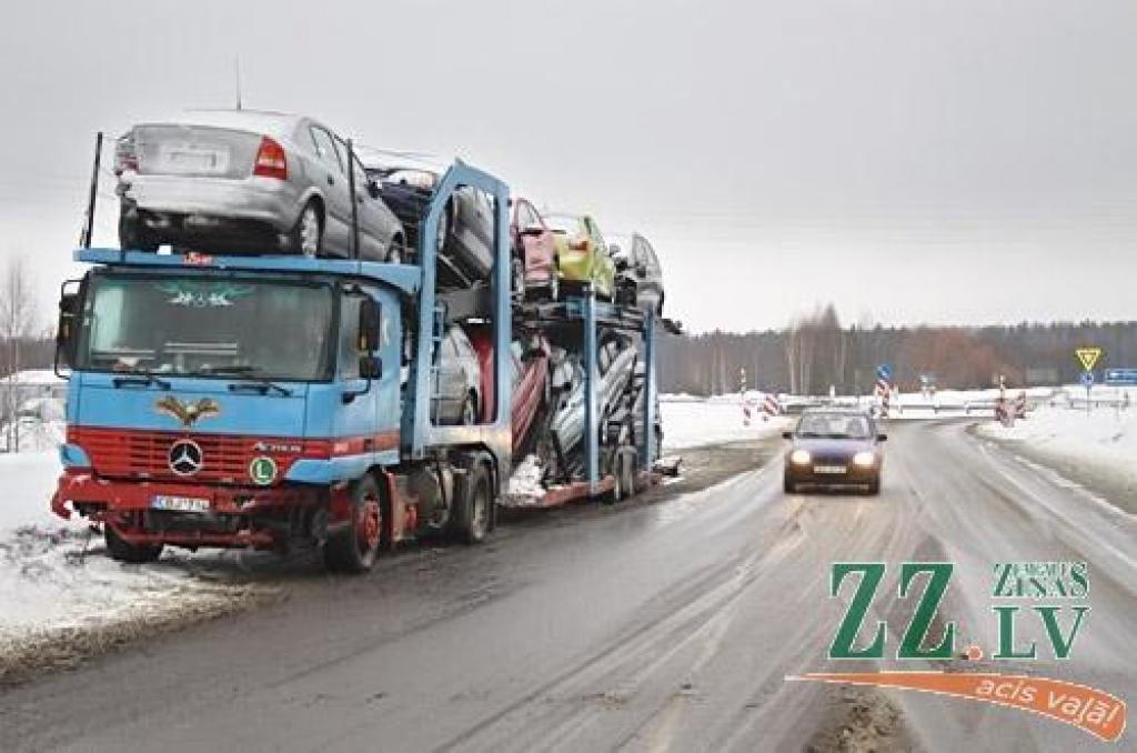 Branku apli «neizņem» kravinieks ar treileri (ar foto)