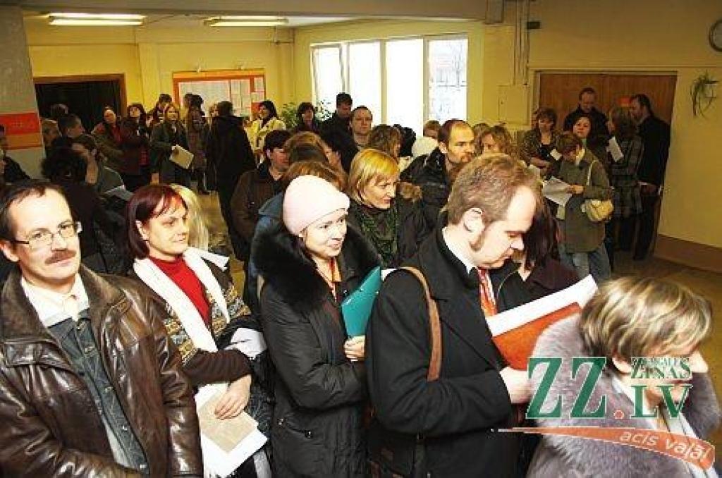 4.pamatskolā vislielākās rindas bērnu reģistrēšanai mācībām (ar foto)