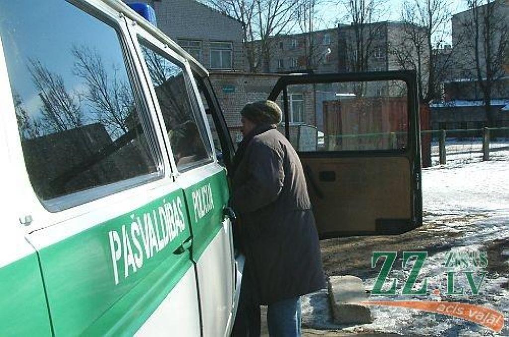 Iereibuši jaunieši vazā pa zemi valsts karogu