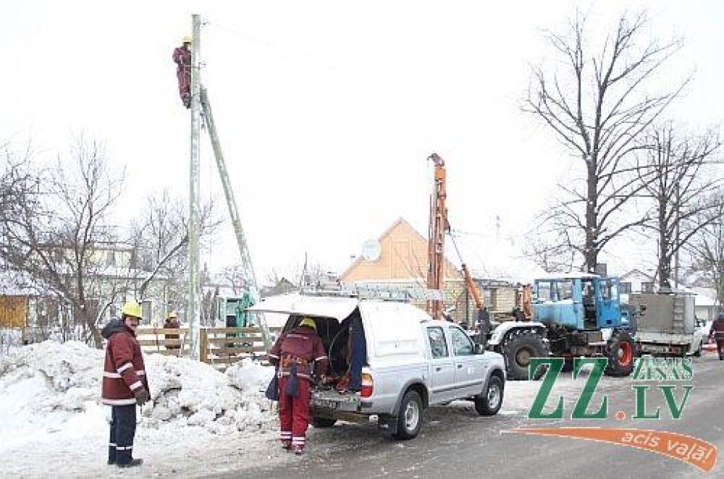 Dambja un Gundegas ielā visu dienu bez elektrības; daži iedzīvotāji sūdzas (ar foto)