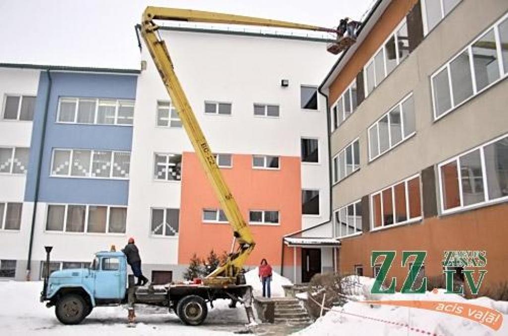 Trīs nedēļas pēc trauksmes novāc salūzušās jumta barjeras (ar foto)