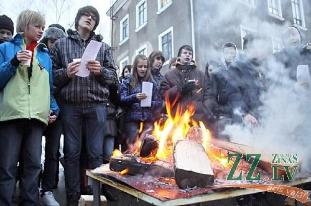 FOTO: Spīdolieši dedz barikāžu atmiņu ugunskuru