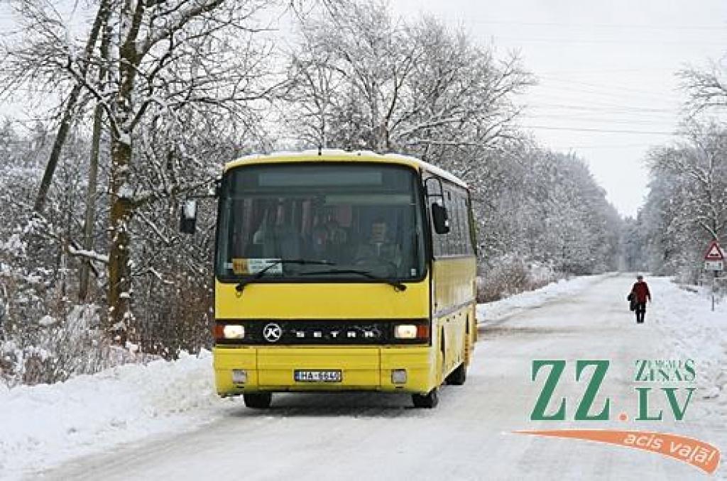 Slideno ceļu dēļ kavējas visi autobusi novadu maršrutos