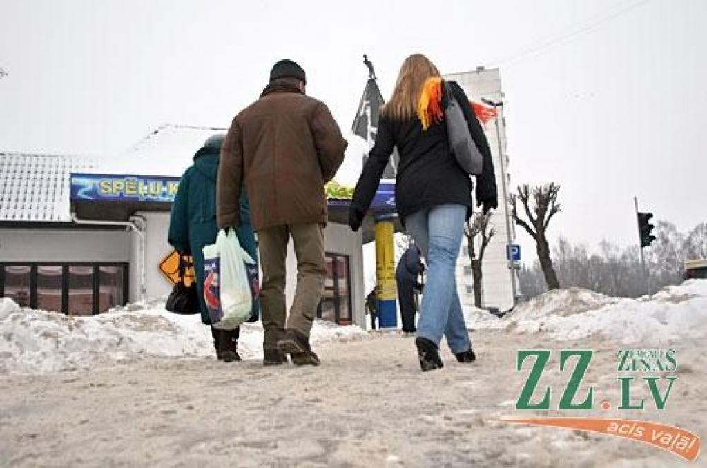 Pagājušajā diennaktī traumas slidenajās Jelgavas ielās guvuši pieci cilvēki