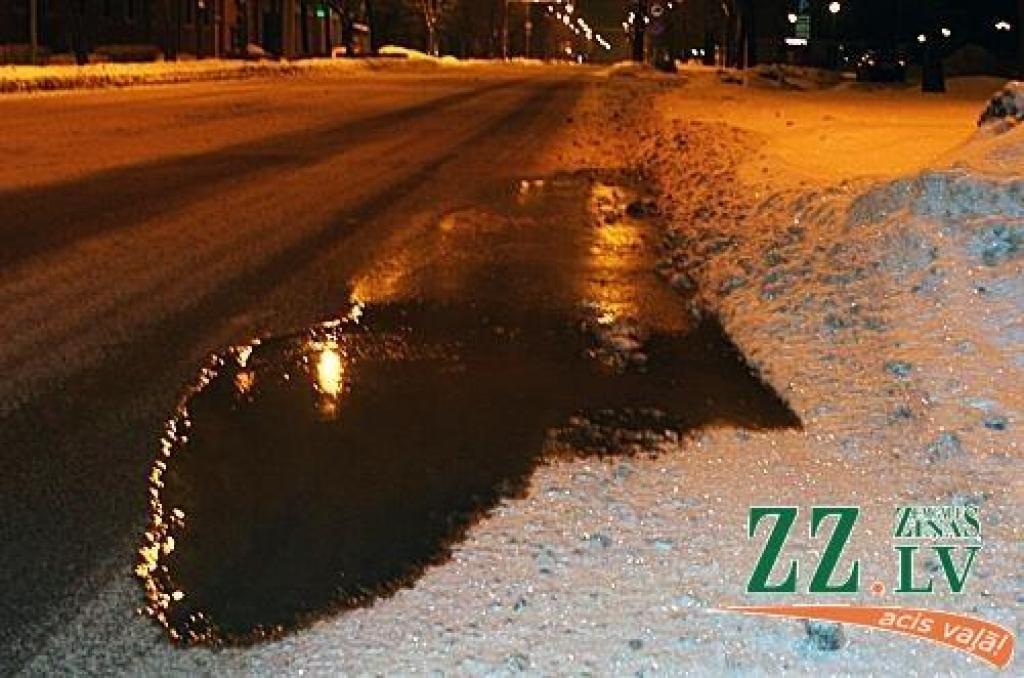Jelgavas ielas, ietves un krustojumi grimst lietus un kūstošā sniega ūdenī