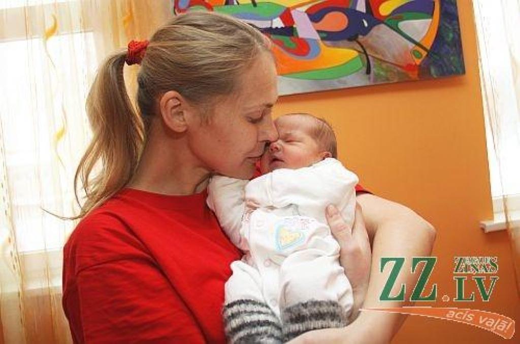 Jelgavā pirmās šogad dzimušas meitenītes