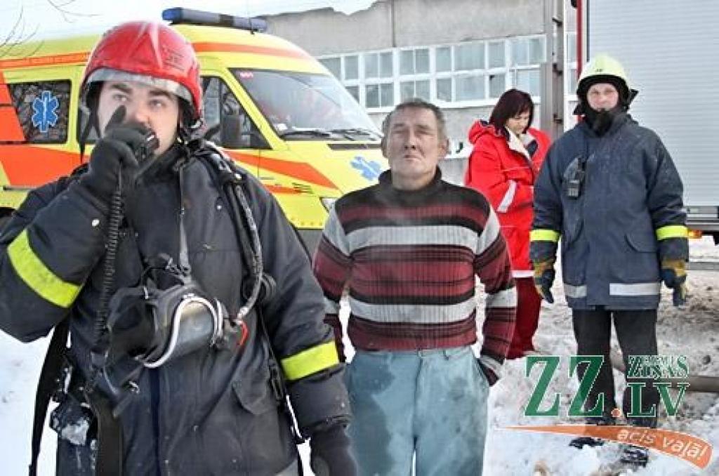 Laimīgi izglābjas degošas mājas iemītnieks (ar foto)