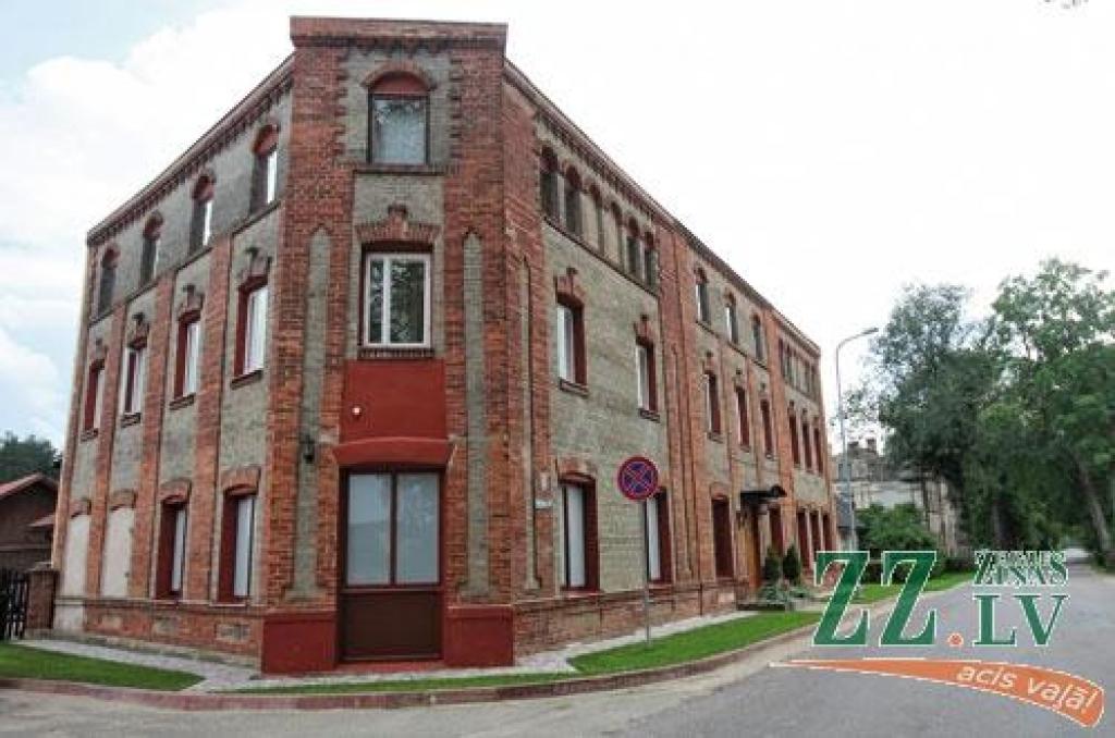 Māja ar deviņām istabām