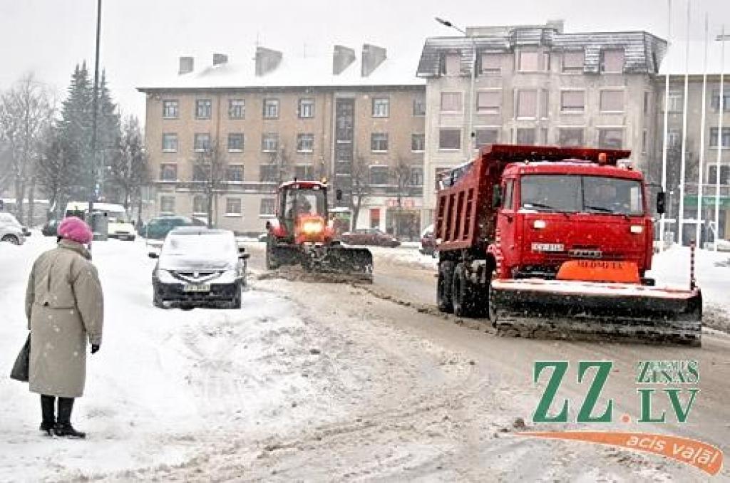 Braukšanas apstākļi pa galvenajiem ceļiem apmierinoši, mazākās brauktuves - arvien aizputinātas