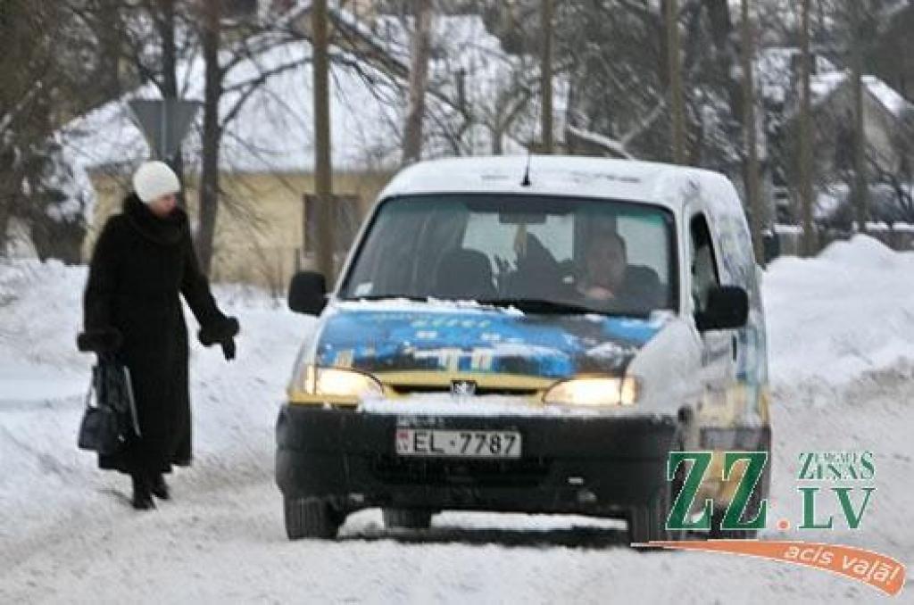 Policija brīdina gan autovadītājus, gan gājējus; uz Rīgas šosejas avārijas